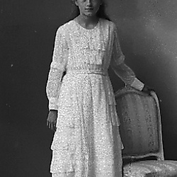 17003 WIKN 18958 - Kvinnoporträtt
