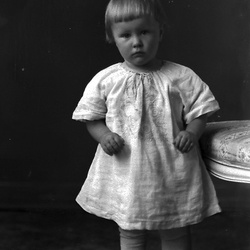 17003 WIKN 19529 - Barnporträtt