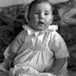 17003 WIKN 19491 - Barnporträtt