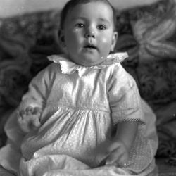 17003 WIKN 19490 - Barnporträtt