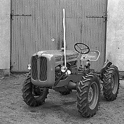 17003 BEBN 06108 9 - Traktor