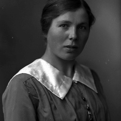 17003 WIKN 19107 - Kvinnoporträtt