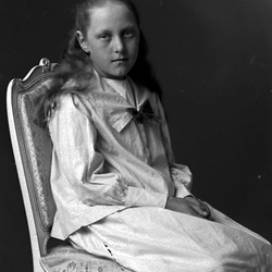 17003 WIKN 18947 - Kvinnoporträtt
