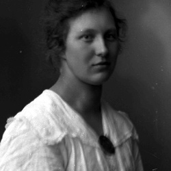 17003 WIKN 19109 - Kvinnoporträtt