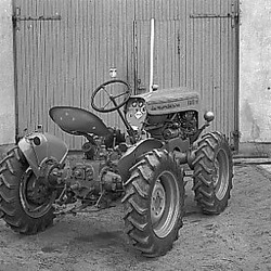 17003 BEBN 06108 10 - Traktor
