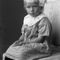 17003 WIKN 19039 - Barnporträtt
