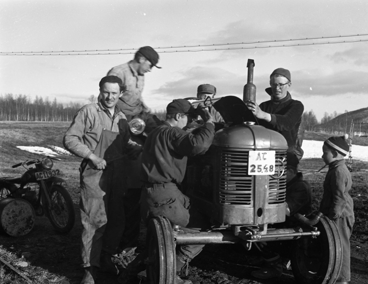 Traktorkurs i Västansjö, HG-gård 1950-tal med b...