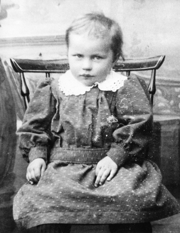 Ruth Stenvall 1892 - 1982 , vid 3 - 4 års ålder...