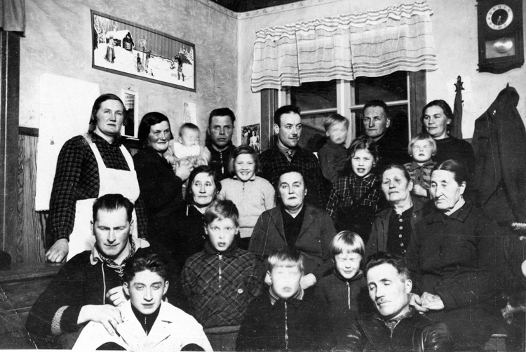 Julsammankomst i Kaskeluokt omkring 1941 - 42.