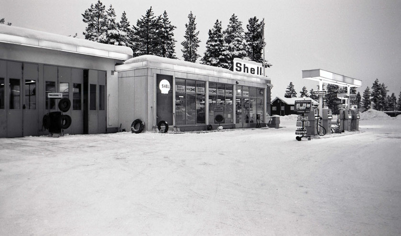 1953 byggde AB Svenska Shell en bensinmack och ...