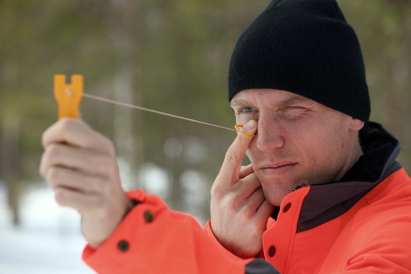Björn Ferry mäter skog med ett relaskop