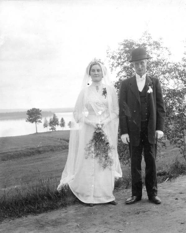 Brudparet Johan och Emelinda Rådström året är 1...
