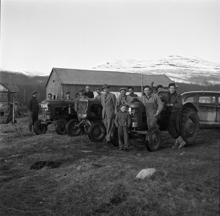 Traktorkurs i Västansjö, HG-gård 1950 - tal med...