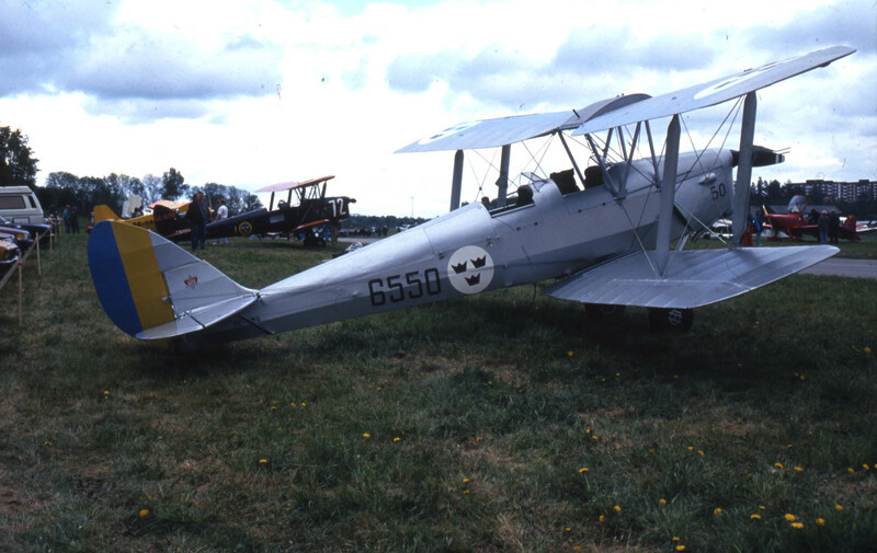 de Havilland DH 82 Tiger Moth är ett tvåsitsigt...