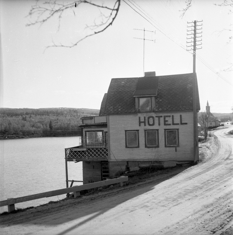 Hotell Laxfjället och till vänster sjön Gäutan,...