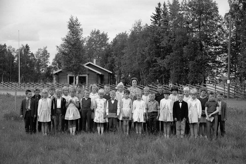 Skolbarn och lärarinna fotograferats omkring 19...