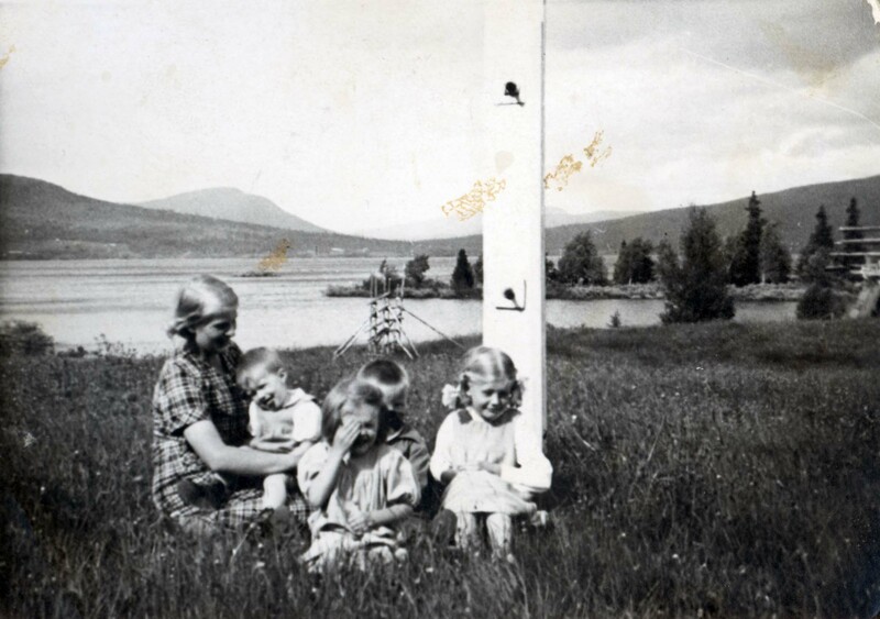 Britt Stenmark 1914 - 1970 med småbarn från Granås