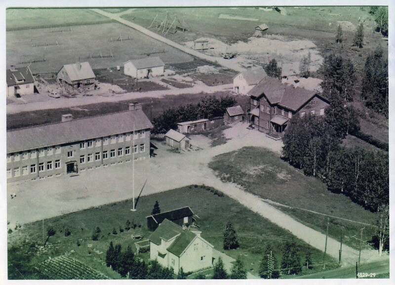Den gamla skolan till höger i bild byggdes omkr...