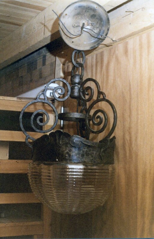 Smidd lampkrona - matsalen på bottenvåningen