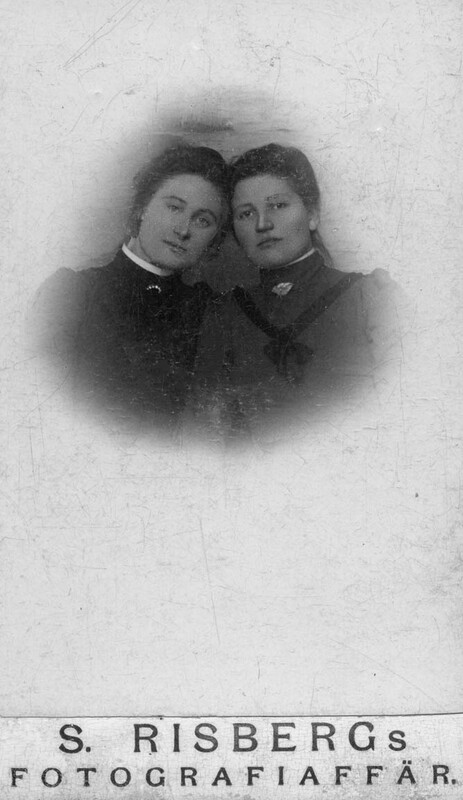 Systrarna Lina Fredriksson 1879 - ? Flyttade ti...