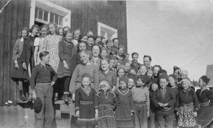 Skolbarn framför skolan i Skarvsjöby.