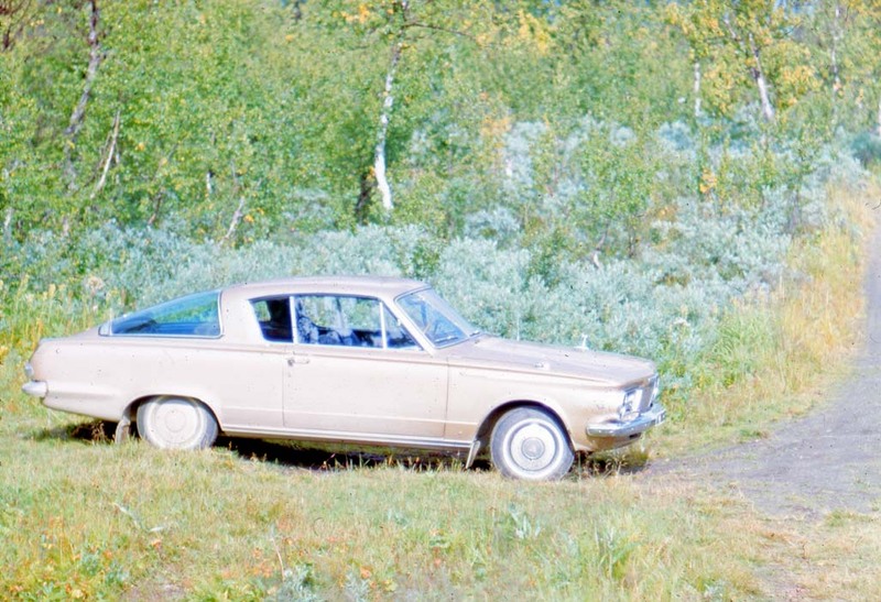 Bilen är en Plymouth Barracuda, 1964 - 1966. Fö...