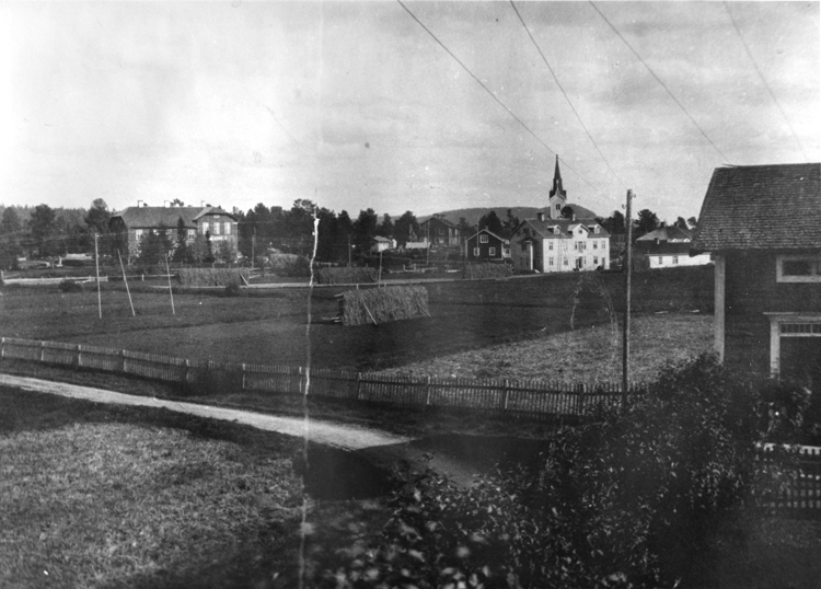 Vy över Stensele skola till vänster i bild. 