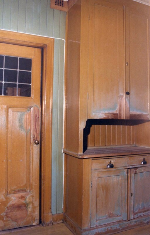 Svängdörr och köksskåp med lådor, nedre våning