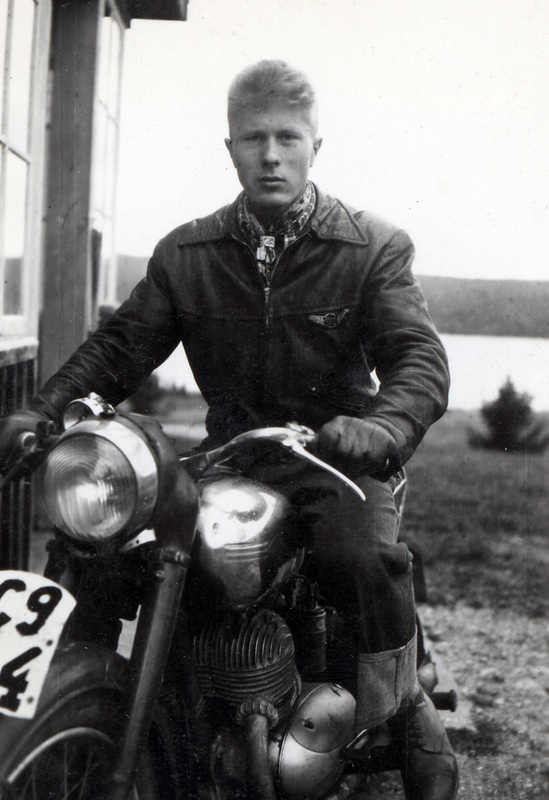 Valter Lunder på sin motorcykel
