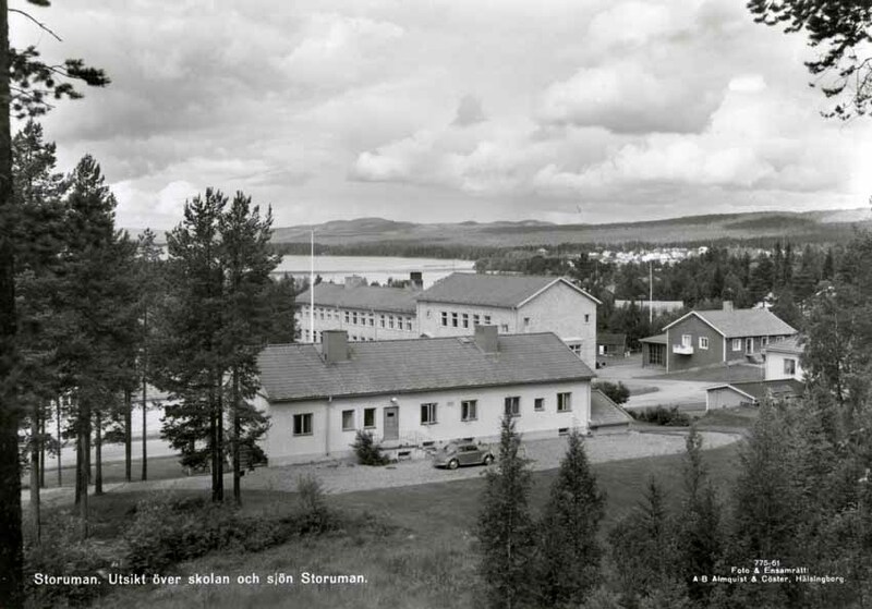 Framsida: Utsikt över skolan och sjön Storuman