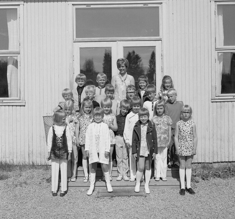 Skolfotografering av årskurs 1 - 1971 vid Parks...
