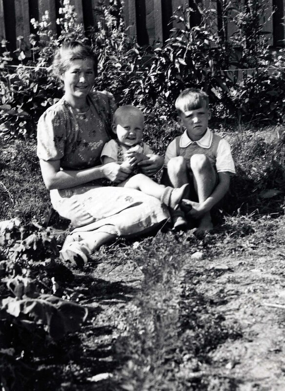 Hilda Lindberg, Långsjöby, med sönerna Torbjörn...