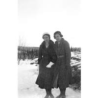 Skn Stou_BMD_N003 - Kvinnor i vinterlandskap