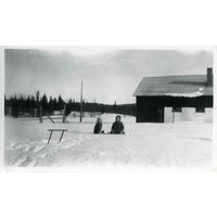 Skn Stou_MJ_DR001 - Två barn leker i snön