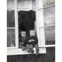 Skn Stou_NÅH_DR007 - Två barn som sitter i ett fönster