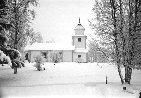 Dikanäs kyrka sedd från församlingshemmet.