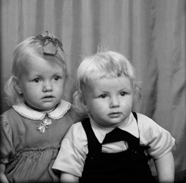 Ateljéfotografi av syskonen Anita och Kjell-Åke