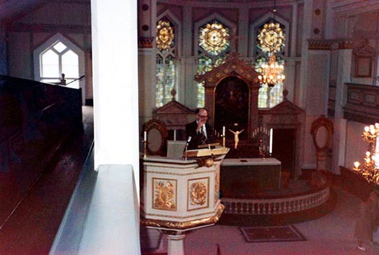 John Lindgren i predikstolen i Stensele kyrka.
