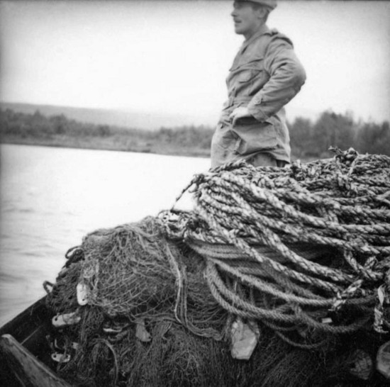 Kjell  i sin båt, lastad med noten.