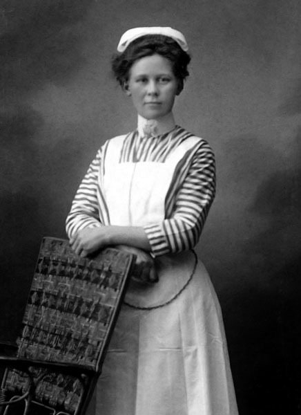 Porträtt av Alma, syster till Lisa Johansson.