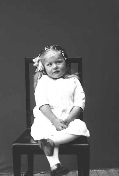 Ateljéfoto av okänd liten flicka.