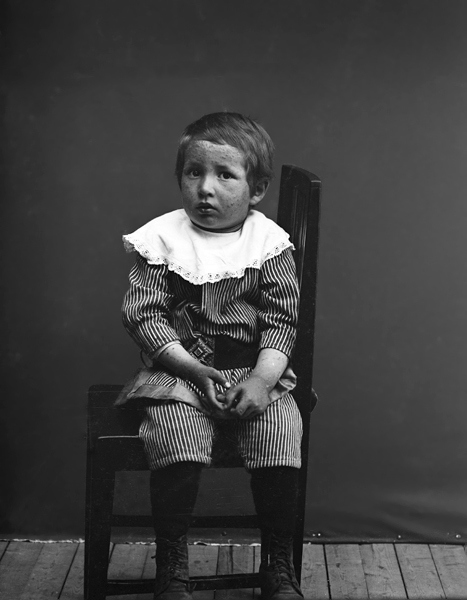 Ateljéfoto av okänd pojke.
