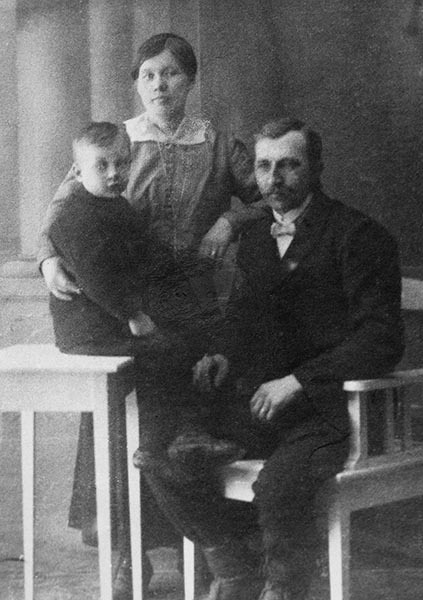 Hildur och Artur Abrahamsson med sonen 