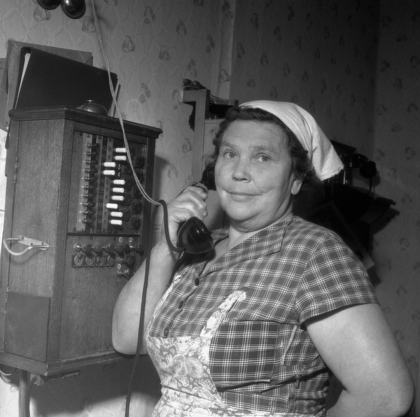 Helga Almqvist kopplar ofta telefonsamtalen i m...