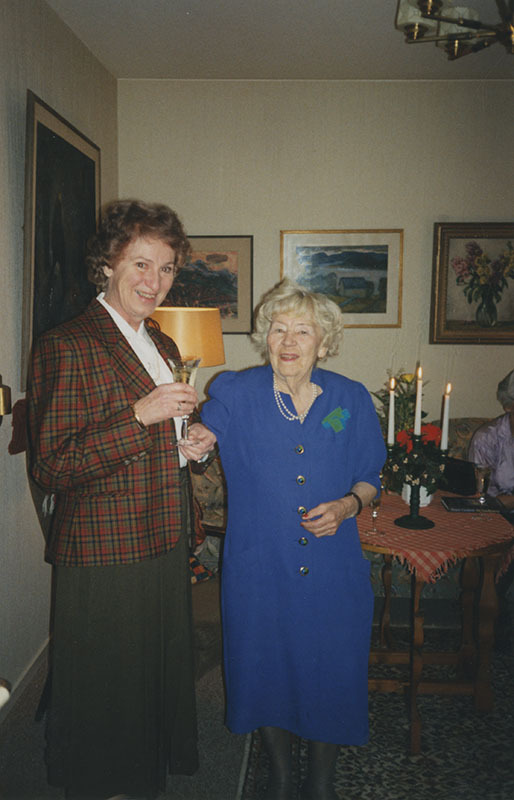 Rut Sjödin med f.d. Lärarinnan Elisabet Lindblad