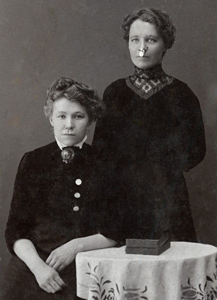 Ateljéfotografi av två okända kvinnor.