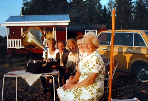 Einar Olanders stuga med gäster.