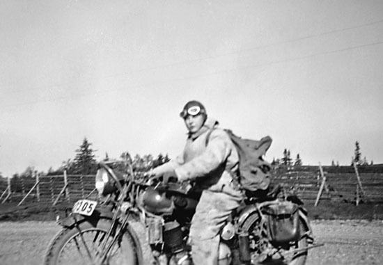 Bild av Herman Bo Johansson på motorcykel.