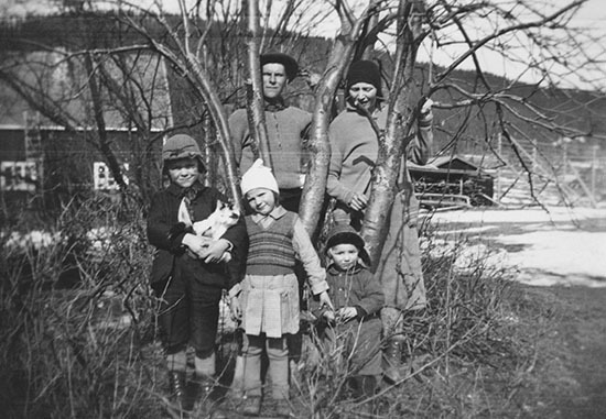 Familjen Eliasson, vid sitt hem i  Avaträsk, Do...