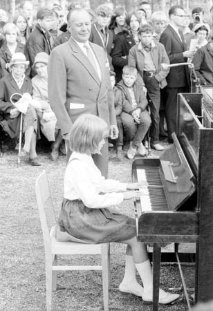 Friluftskonsert i skolparken, juni 1966.